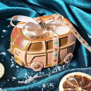 Bougie van vintage en plâtre pêche peint à la main, ruban de Noël et flocon doré, oranges séchées