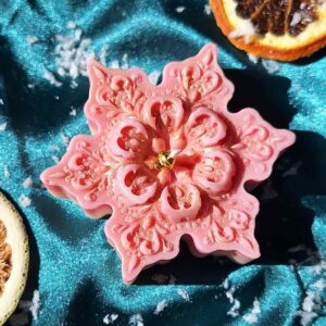 Bougie flocon bicolore rose en cire de soja, poussière dorée et petite cloche, vue du dessus