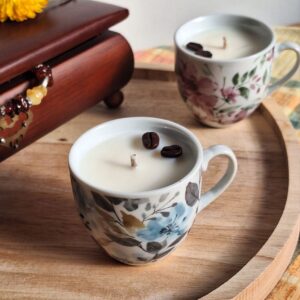 Deux bougies tasse vintage en céramique fleurie bleue et rose, cire de soja et grains de café