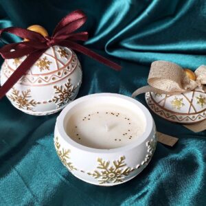 Bougie peinte à la main en doré, boule de Noël en plâtre aux flocons, ruban bordeaux et ruban doré