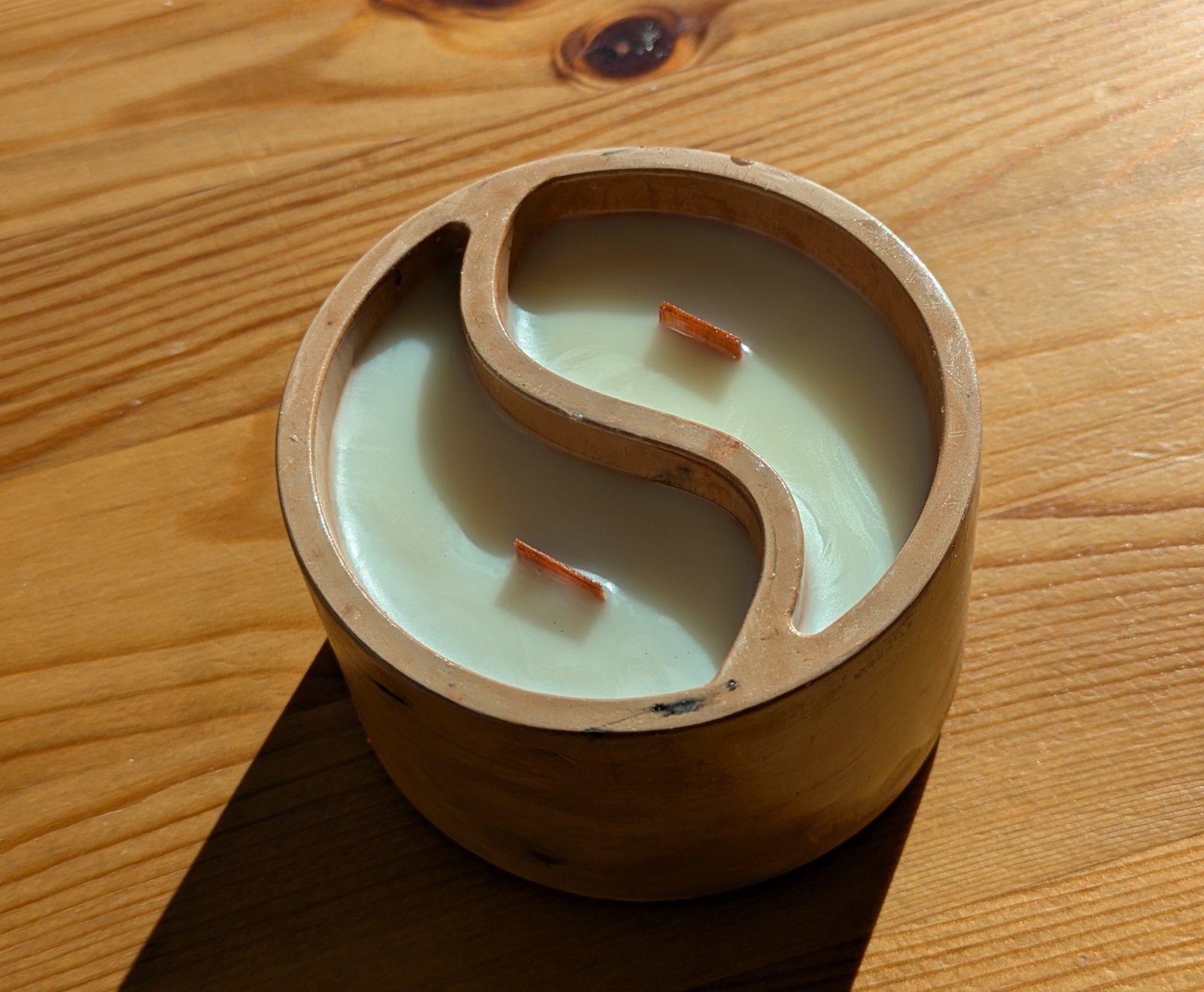 Bougie yin yang à deux compartiments au soleil, cire de soja et mèches en bois
