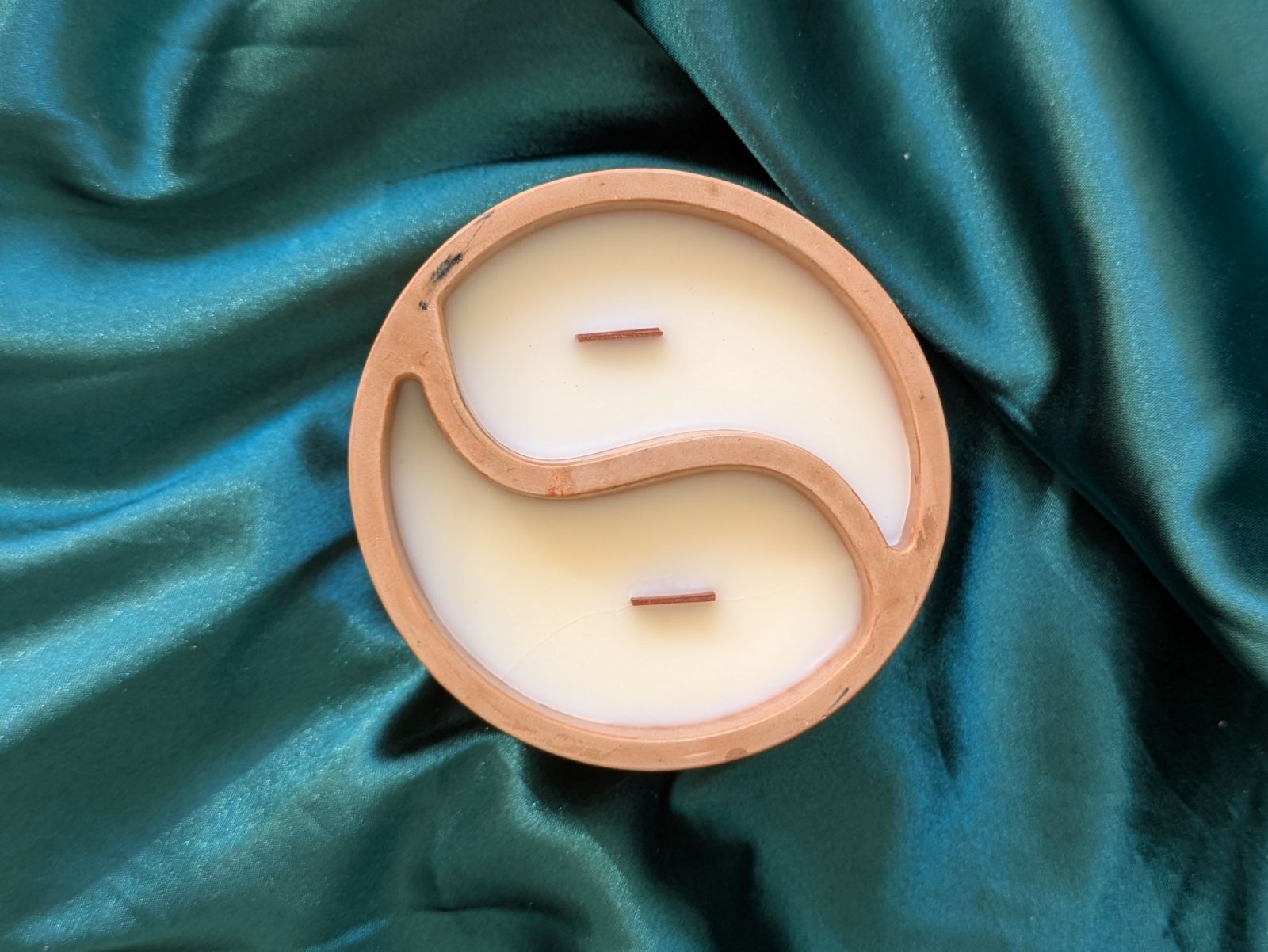 Bougie yin yang vue du dessus, deux moitiés de cire de soja avec mèches en bois dans un bougeoir en plâtre