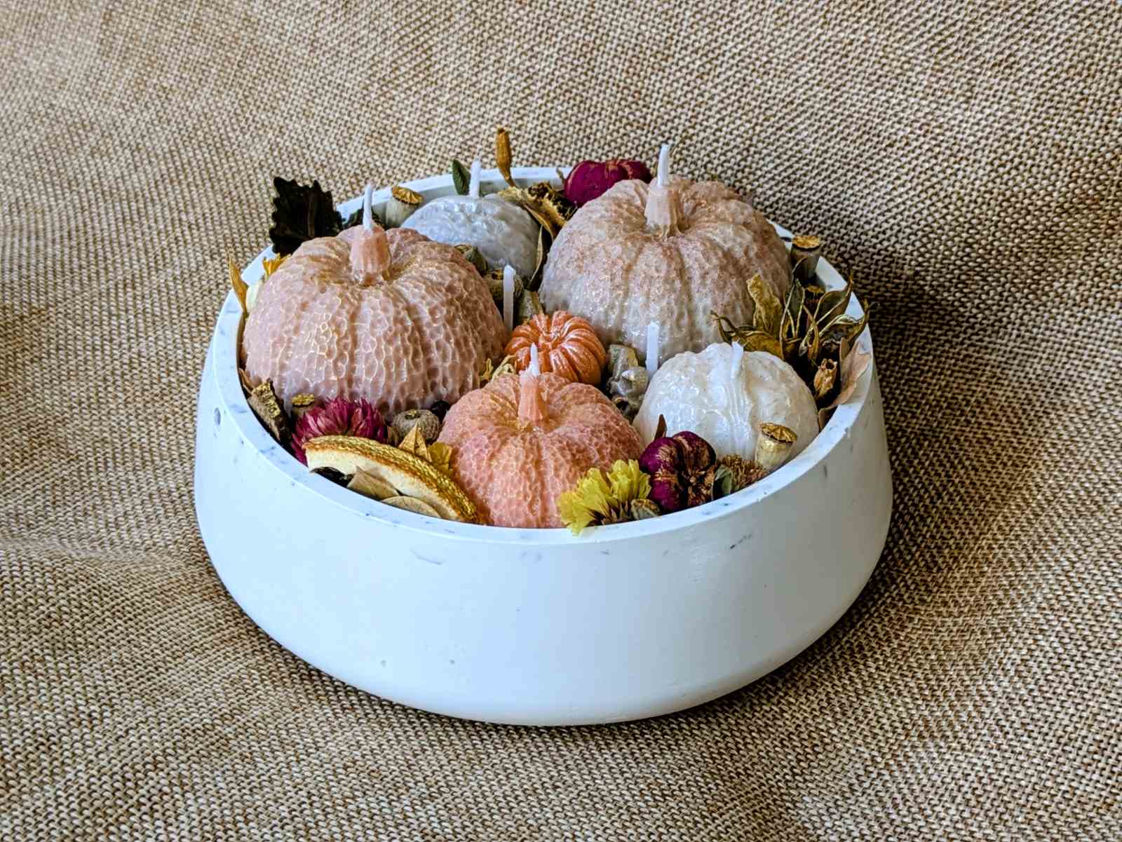 Bougeoir rond en plâtre garni de citrouilles et noix en cire de soja et de fleurs séchées