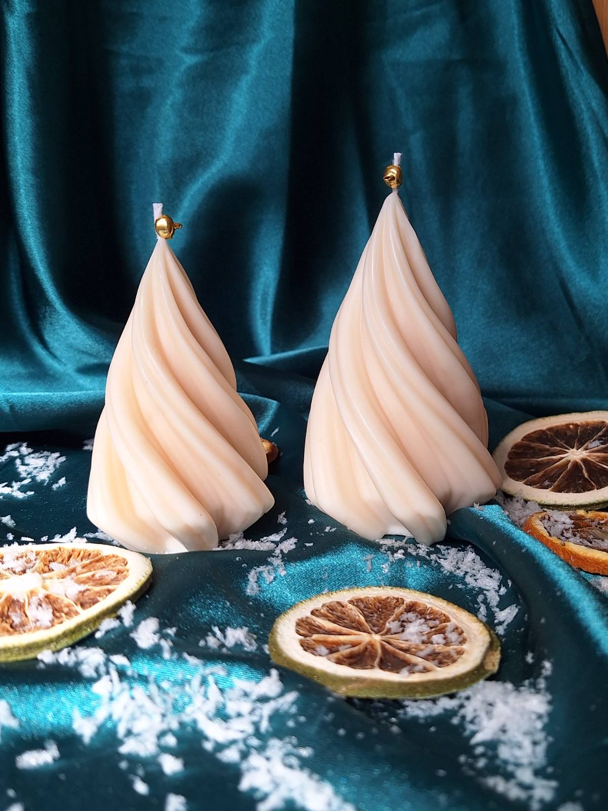 Deux bougies sapin torsadé en cire de soja avec cloche dorée au sommet